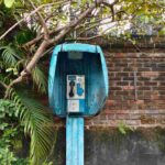 Telepon koin klasik sebagai simbol komunikasi sederhana di masa lalu