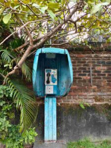 Telepon koin klasik sebagai simbol komunikasi sederhana di masa lalu