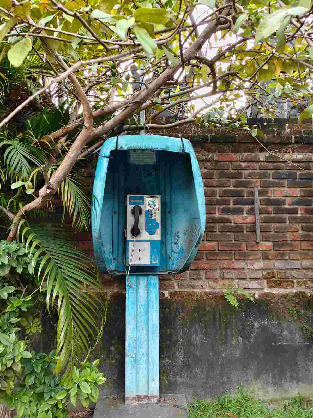 Telepon koin klasik sebagai simbol komunikasi sederhana di masa lalu