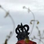 Murda terpasang di puncak atap sebagai ornamen tradisional dengan ukiran khas