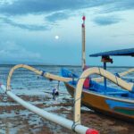 Pantai Cemara Sanur dengan deretan pohon teduh dan suasana malam saat bulan purnama