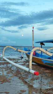 Pantai Cemara Sanur dengan deretan pohon teduh dan suasana malam saat bulan purnama