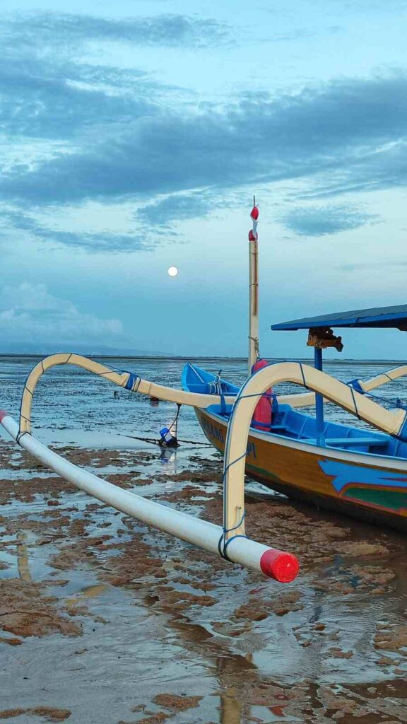 Pantai Cemara Sanur dengan deretan pohon teduh dan suasana malam saat bulan purnama