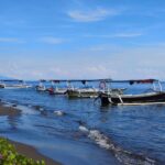 Pantai Lovina dengan panorama laut yang tenang dan suasana damai di pesisir Bali
