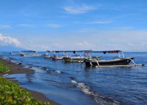 Pantai Lovina dengan panorama laut yang tenang dan suasana damai di pesisir Bali