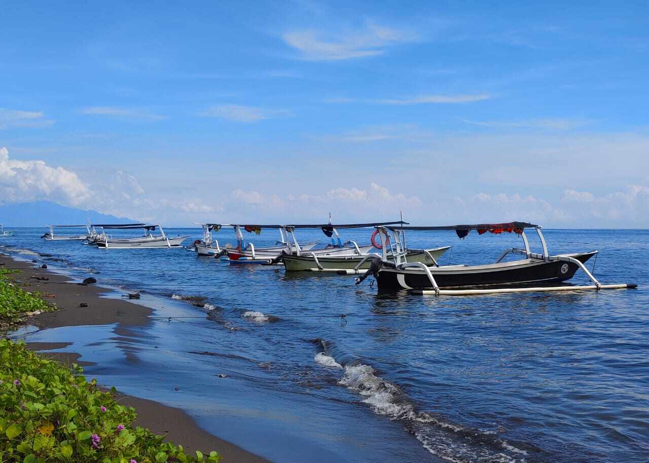 Pantai Lovina dengan panorama laut yang tenang dan suasana damai di pesisir Bali
