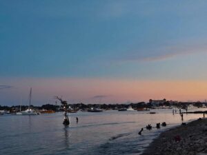 Pantai Sidakarya dengan suasana alami dan tenang untuk menikmati panorama pesisir Bali