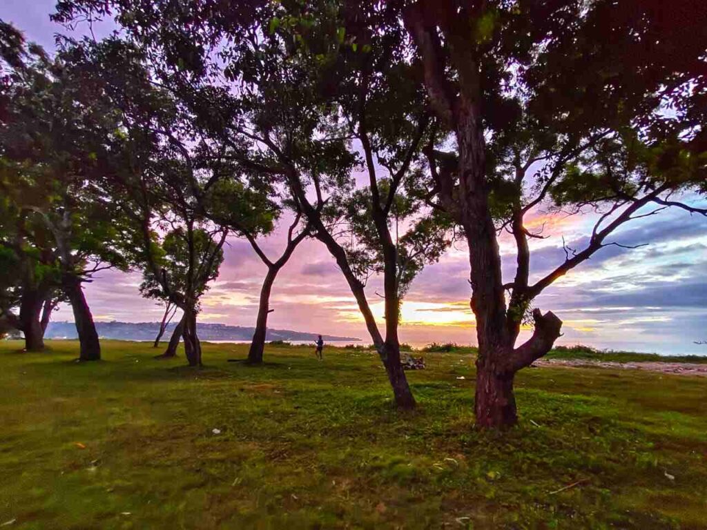 Pantai di Jimbaran dengan suasana ramai yang menjadi perhatian banyak pengunjung