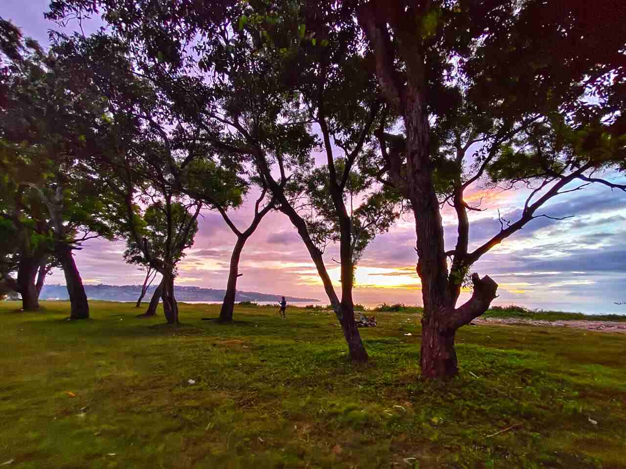 Pantai di Jimbaran dengan suasana ramai yang menjadi perhatian banyak pengunjung