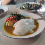 Papeda disajikan dengan kuah ikan dalam tampilan sederhana namun khas