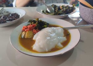Papeda disajikan dengan kuah ikan dalam tampilan sederhana namun khas