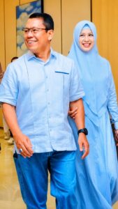 Sepasang orang bersama dalam suasana hangat sebagai simbol ketulusan dan kebersamaan