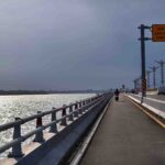 Pemandangan Jalan Tol Bali Mandara dengan perpaduan cahaya matahari dan langit mendung