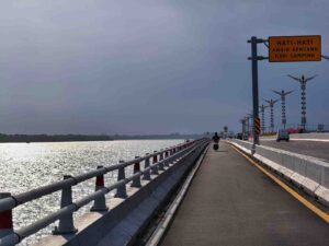 Pemandangan Jalan Tol Bali Mandara dengan perpaduan cahaya matahari dan langit mendung