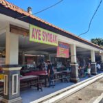 Suasana tempat sederhana dengan nuansa hangat dan kehidupan masyarakat lokal