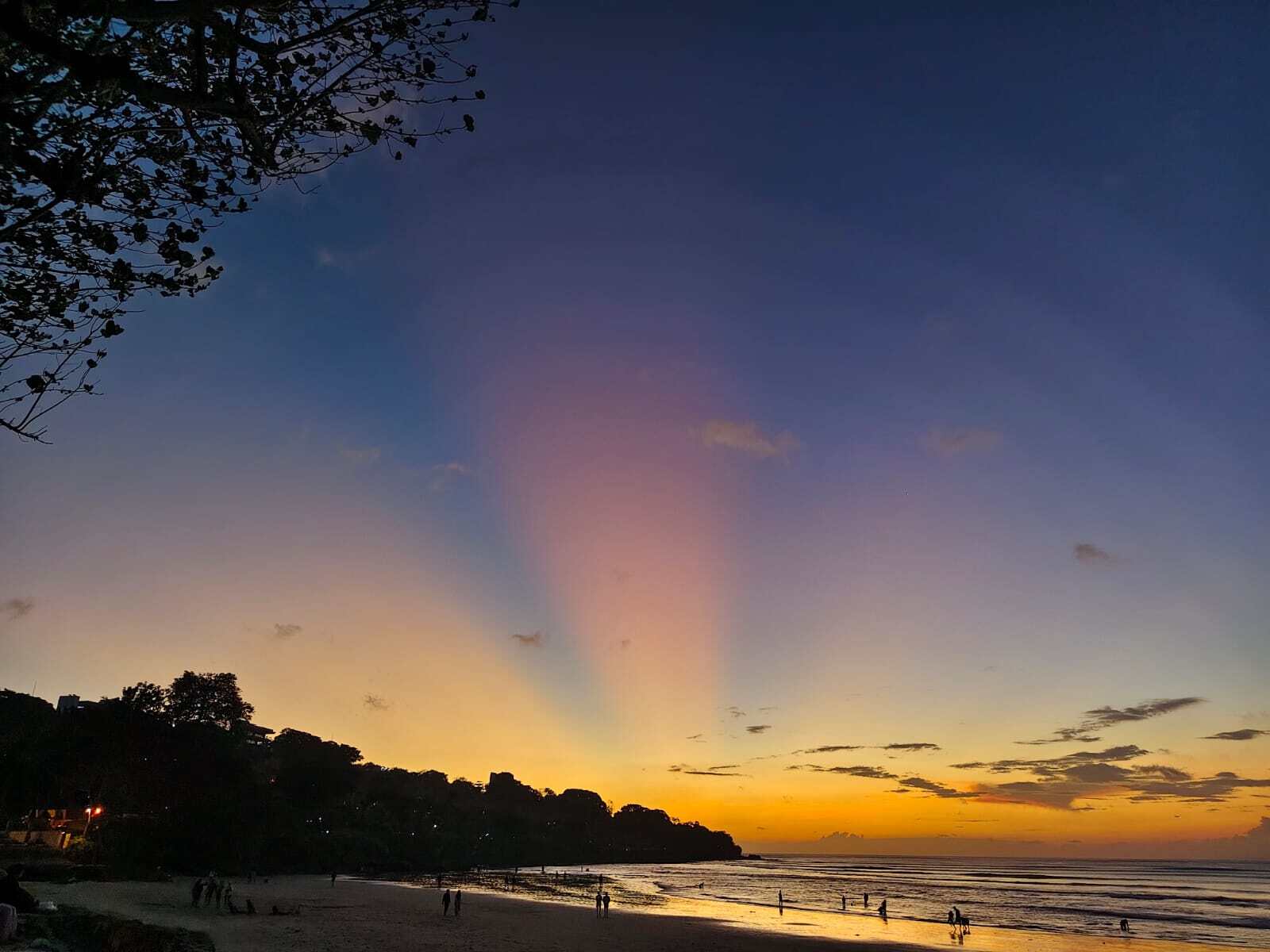Pantai Bali saat senja dengan pemandangan laut dan langit berwarna hangat