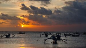 Pantai tenang di Bali dengan suasana santai dan pemandangan laut yang menenangkan