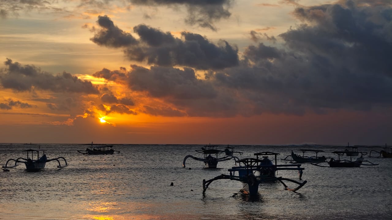 Pantai tenang di Bali dengan suasana santai dan pemandangan laut yang menenangkan