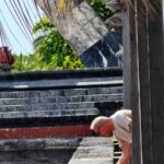 Masyarakat Bali menghaturkan sesajen sebagai bagian dari ritual dan tradisi sehari-hari