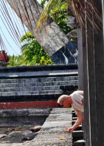 Masyarakat Bali menghaturkan sesajen sebagai bagian dari ritual dan tradisi sehari-hari