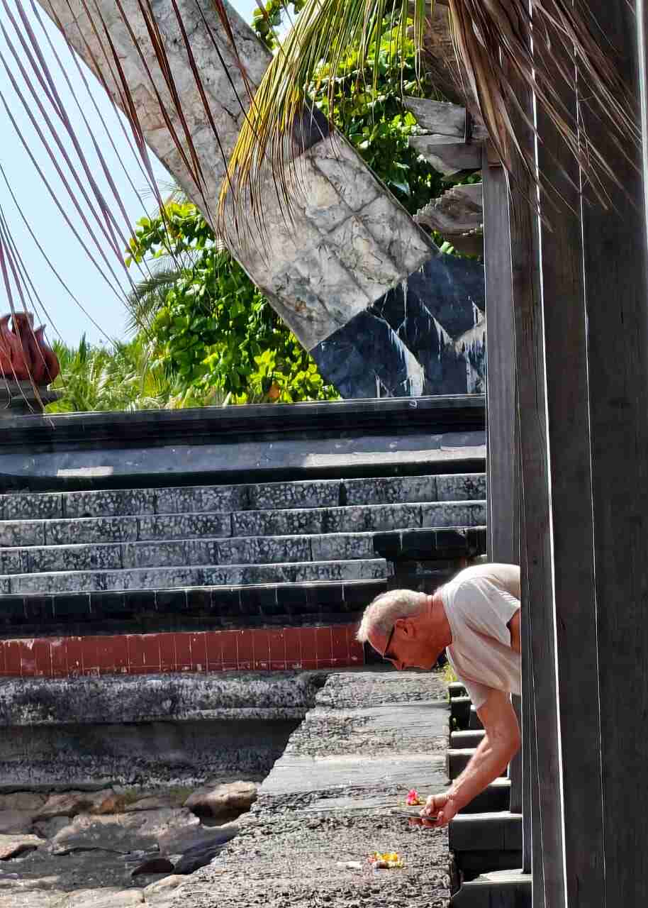 Masyarakat Bali menghaturkan sesajen sebagai bagian dari ritual dan tradisi sehari-hari