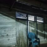 Rumah kayu tua berdiri tenang dengan suasana penuh kenangan dan cerita masa lalu