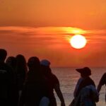 Senja di Bali dengan pemandangan laut dan langit yang berubah warna saat matahari terbenam