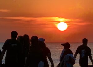 Senja di Bali dengan pemandangan laut dan langit yang berubah warna saat matahari terbenam