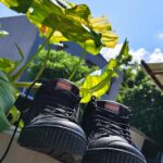 Sepasang sepatu hitam sederhana dengan suasana yang menggambarkan makna dan kenangan