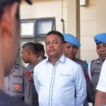 Kombes Pol. Yushfi Munif Nasution berdialog langsung dengan para pendemo di lapangan