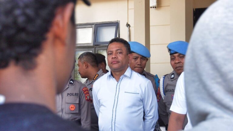Kombes Pol. Yushfi Munif Nasution berdialog langsung dengan para pendemo di lapangan