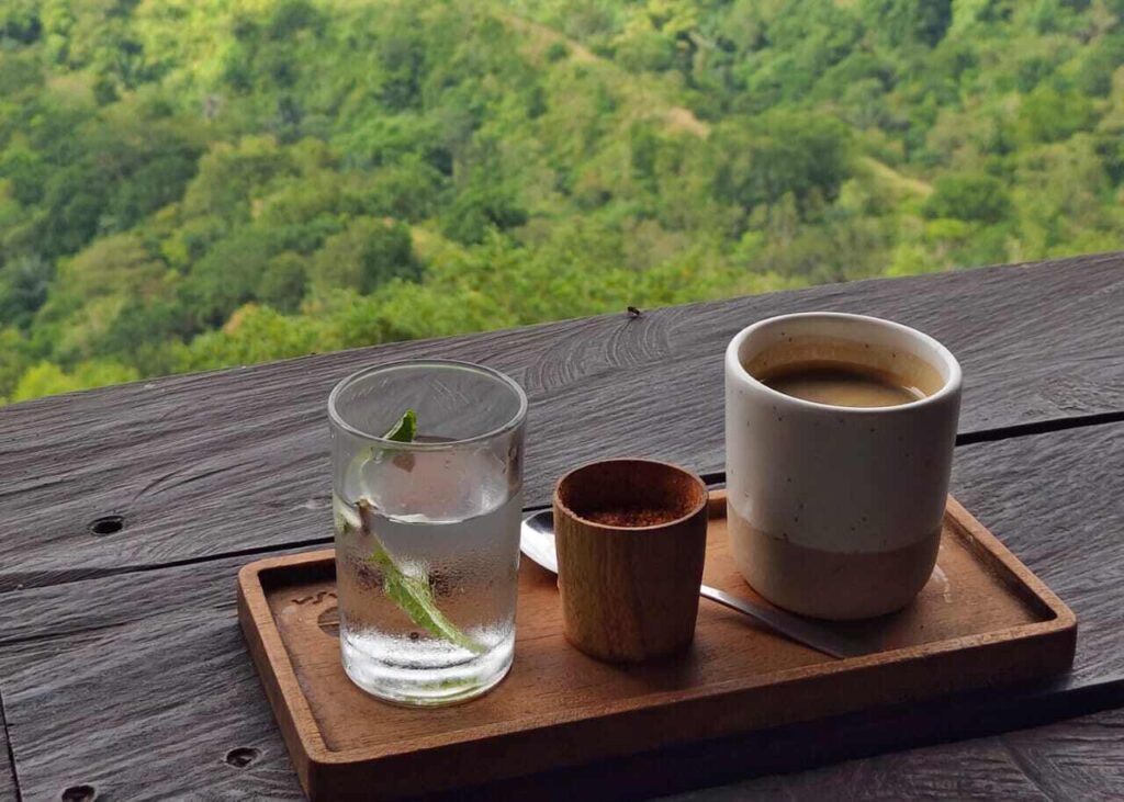 Secangkir kopi tersaji dalam suasana tenang yang menghadirkan momen reflektif