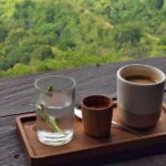 Secangkir kopi tersaji dalam suasana tenang yang menghadirkan momen reflektif