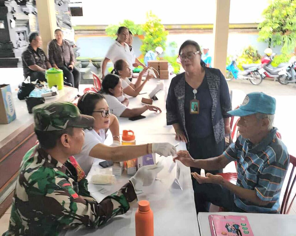 Warga Banjar Kebonkuri Mangku mengikuti kegiatan Posyandu Balita dan Lansia dengan antusias