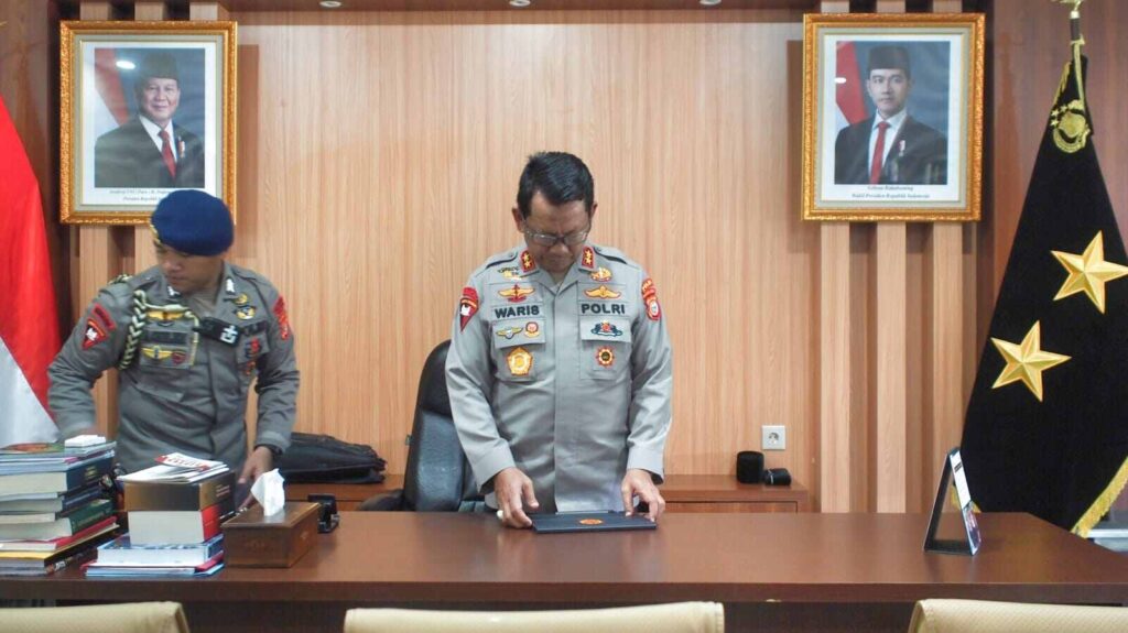 Waris Agono dalam momen resmi yang mencerminkan akhir masa jabatan dengan penuh kehormatan