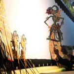 Wayang tradisional dengan detail tokoh dan nuansa budaya Indonesia yang khas