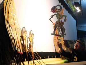 Wayang tradisional dengan detail tokoh dan nuansa budaya Indonesia yang khas