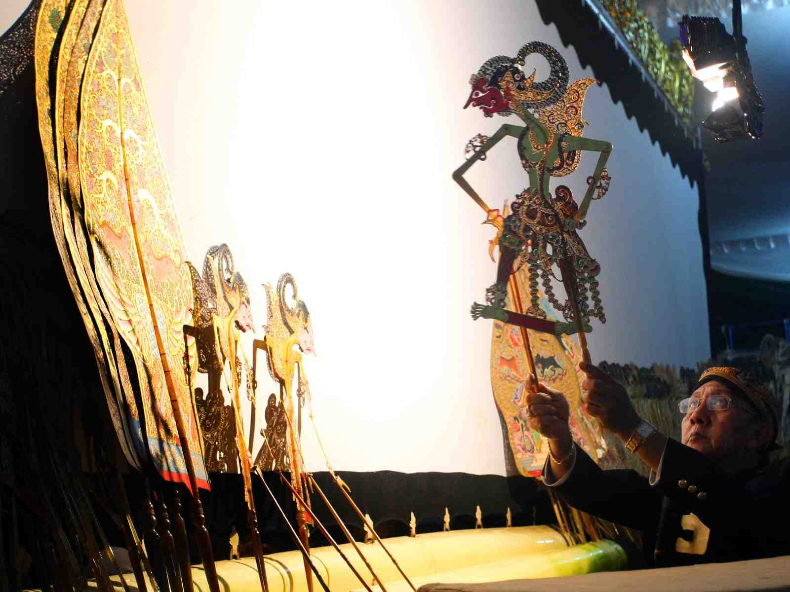 Wayang tradisional dengan detail tokoh dan nuansa budaya Indonesia yang khas