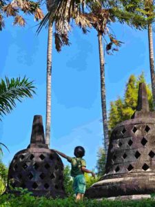 Anak-anak bermain dan bereksplorasi dalam suasana ceria yang mendukung tumbuh kembang mereka