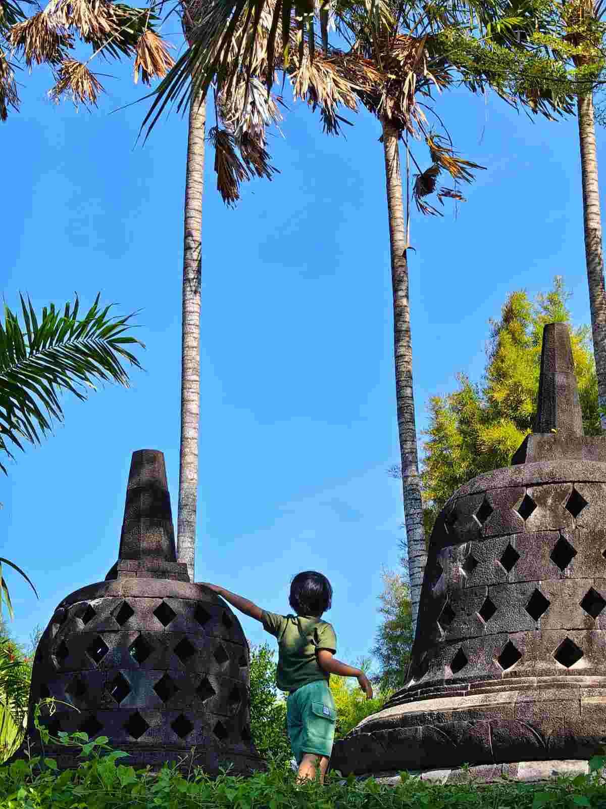 Anak-anak bermain dan bereksplorasi dalam suasana ceria yang mendukung tumbuh kembang mereka