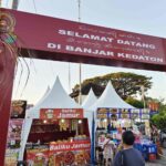 Pengunjung memadati area PKB dengan aktivitas transaksi yang mendukung ekonomi kreatif Bali.