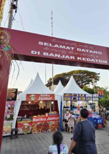 Pengunjung memadati area PKB dengan aktivitas transaksi yang mendukung ekonomi kreatif Bali.