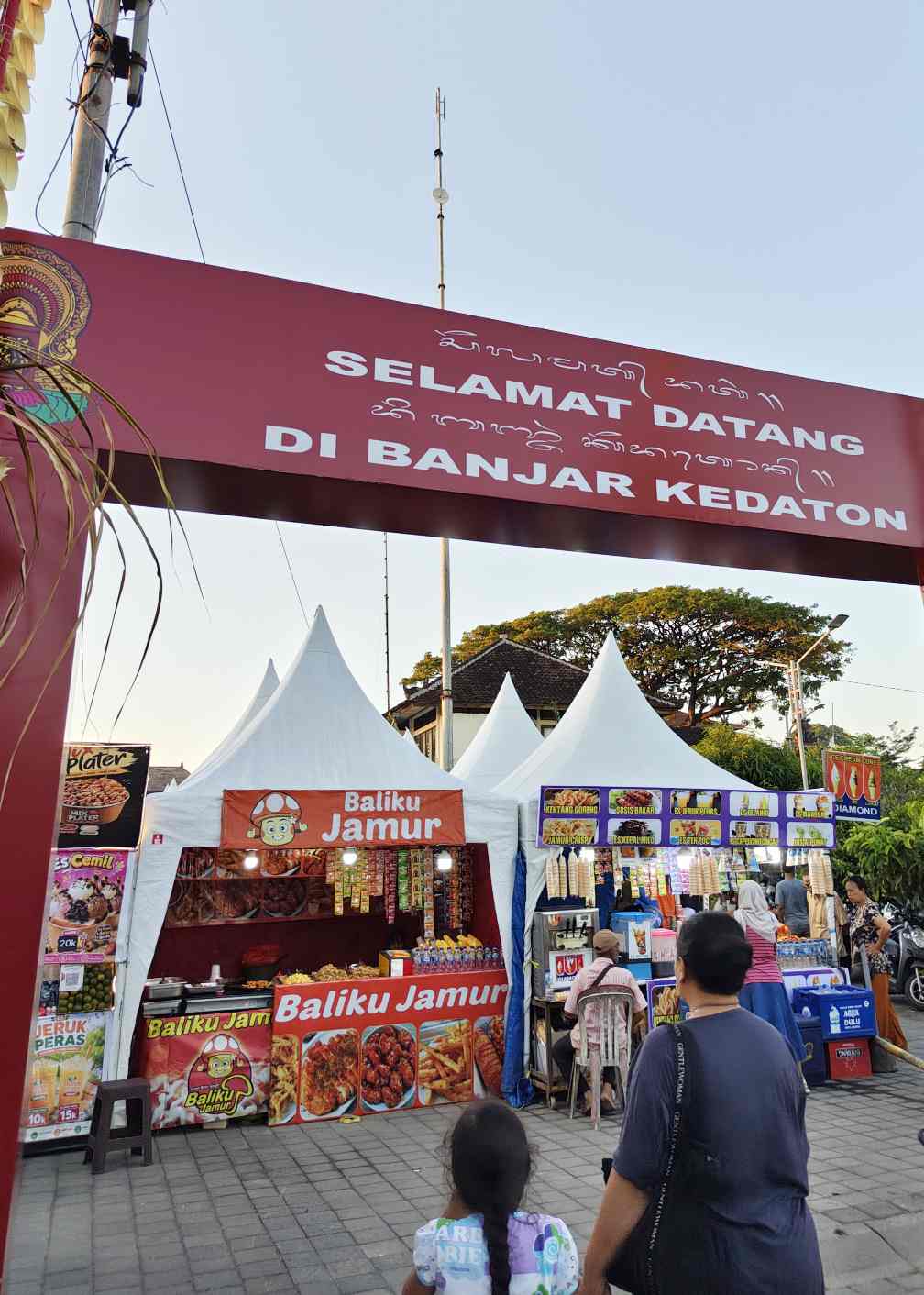 Pengunjung memadati area PKB dengan aktivitas transaksi yang mendukung ekonomi kreatif Bali.