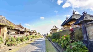 Suasana Desa Penglipuran dengan lingkungan tradisional yang rapi dan budaya masyarakat yang terjaga