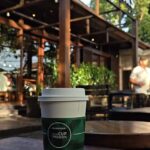 Secangkir kopi Starbucks dinikmati di kawasan Sanur dengan suasana wisata yang tenang