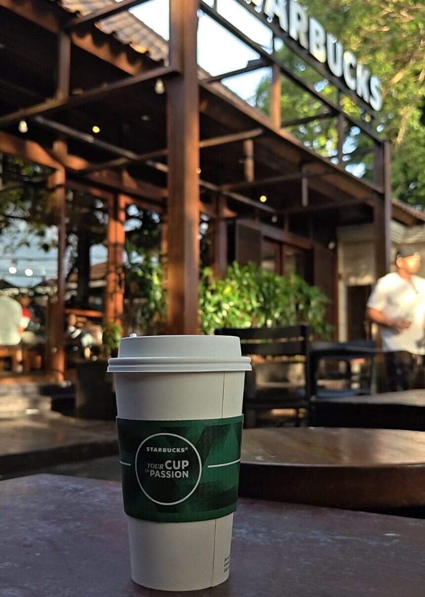 Secangkir kopi Starbucks dinikmati di kawasan Sanur dengan suasana wisata yang tenang