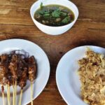 Sajian lawar dan sate rawon khas Bali dengan nuansa kuliner tradisional