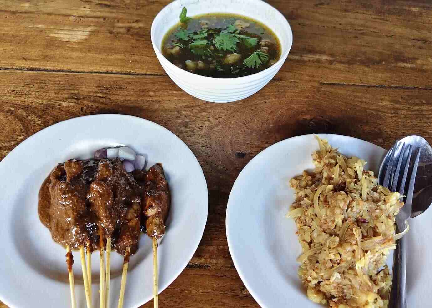 Sajian lawar dan sate rawon khas Bali dengan nuansa kuliner tradisional