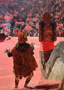 Panggung pertunjukan budaya menjadi ruang pelestarian warisan tradisi di tengah perubahan zaman.