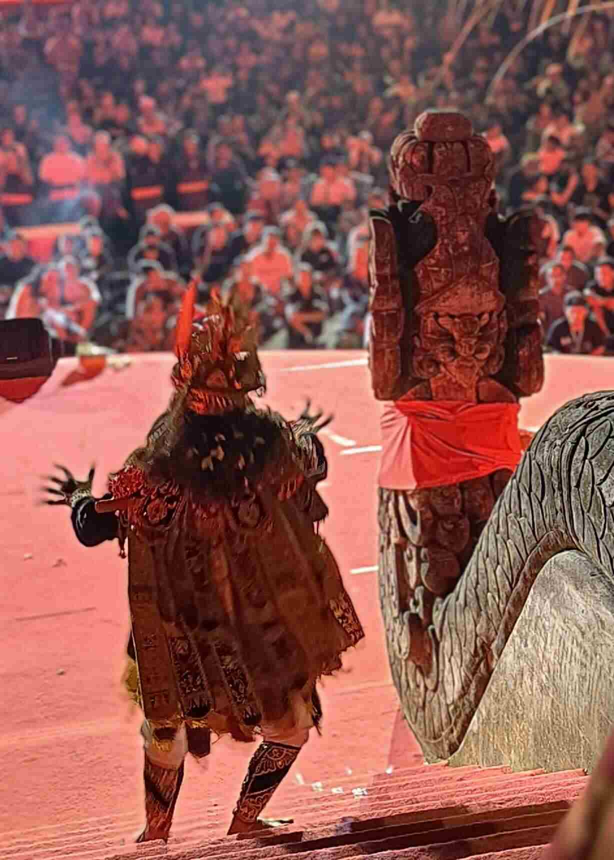 Panggung pertunjukan budaya menjadi ruang pelestarian warisan tradisi di tengah perubahan zaman.